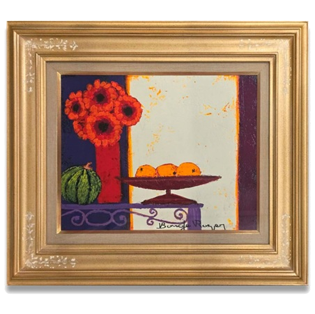 スイカ、ガーベラ、茶色いお盆の三つのオレンジ